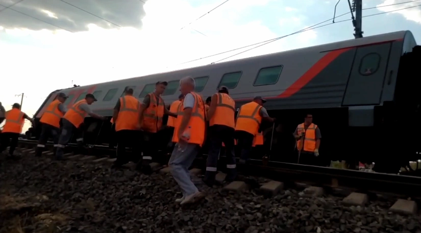 Фото: крушение поезда // скриншот из видео пресс-службы РЖД