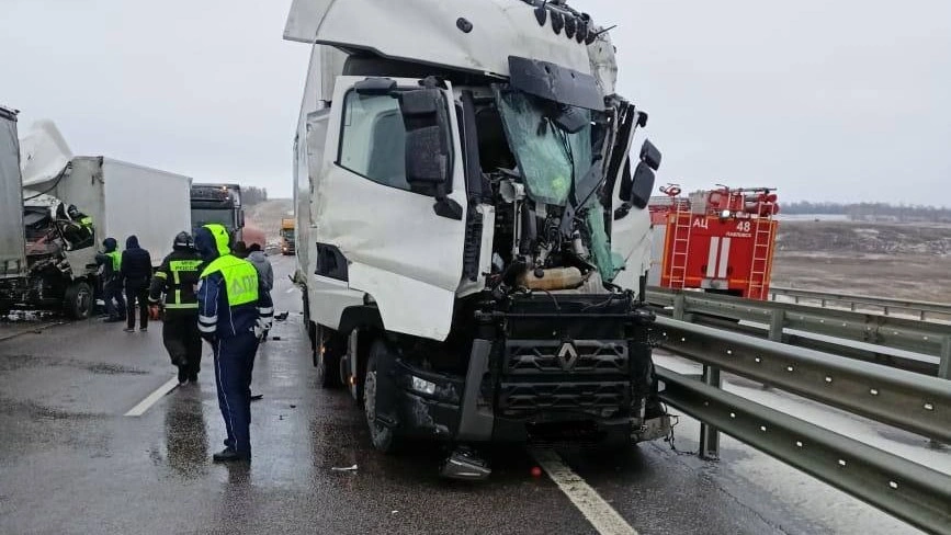 Фото: ДТП с двумя грузовиками в Воронежской области, кадр ГИБДД региона