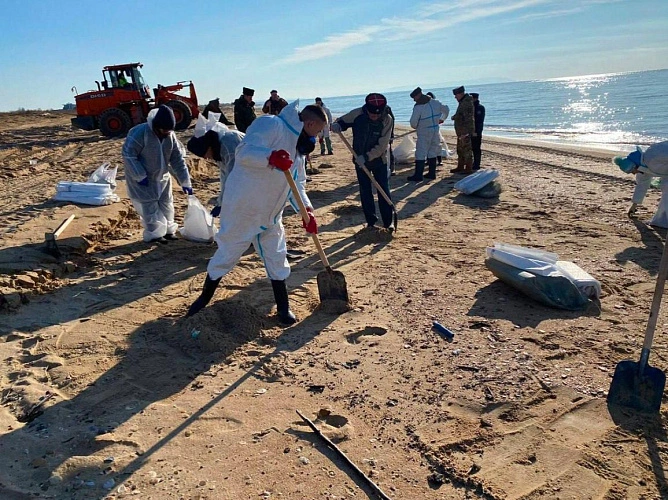 Фото: ликвидация разлива мазута на Кубани \\ кадр 1rnd.ru и С. Ломакиной