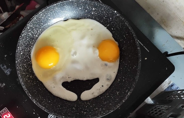 Фото: Яичница-глазунья на сковородке, кадр 1rnd