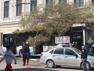 Фото: В Ростове пассажирский автобус снёс дерево и врезался в жилой дом, кадр из ролика очевидцев