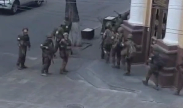 Фото: Бойцы ЧВК "Вагнер" окружают здание ГУ МВД в Ростове, кадр из архива 1rnd