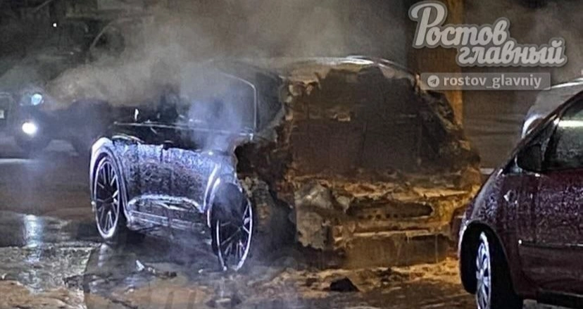 Фото: Сгоревшая в центре Ростова иномарка, кадр ТГ Ростов Главный