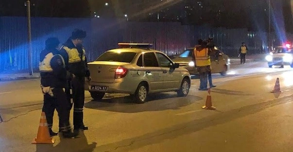 Фото: Сотрудники полиции и ограждение из конусов на дороге в Ростове, кадр 1rnd