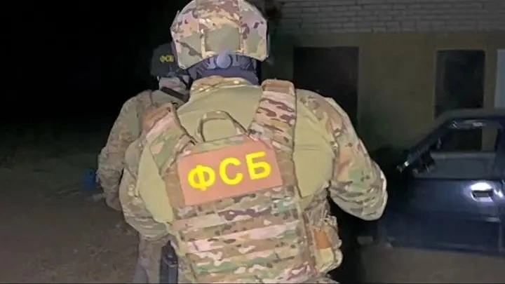 Фото: сотрудники  ФСБ на задании, кадр оперативной съёмки