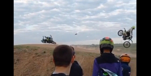 Фото: Столкновение подростков-мотоциклистов в Новошахтинске, кадр очевидца