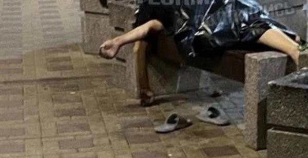 Фото: Тело умершего на лавочке пешеходной зоны Семашко, фото - ТГ "Это Ростов"