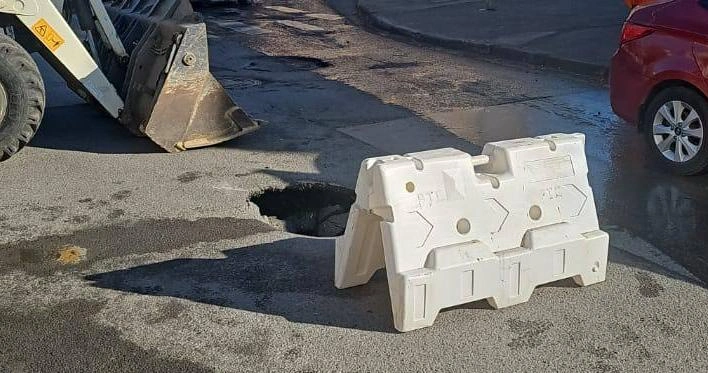 Фото: Место прорыва теплосети на ЗЖМ Ростова 26 марта, кадр депЖКХ