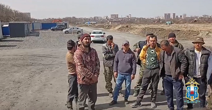 Фото: Мигранты на стройке в Ростове, кадр МВД