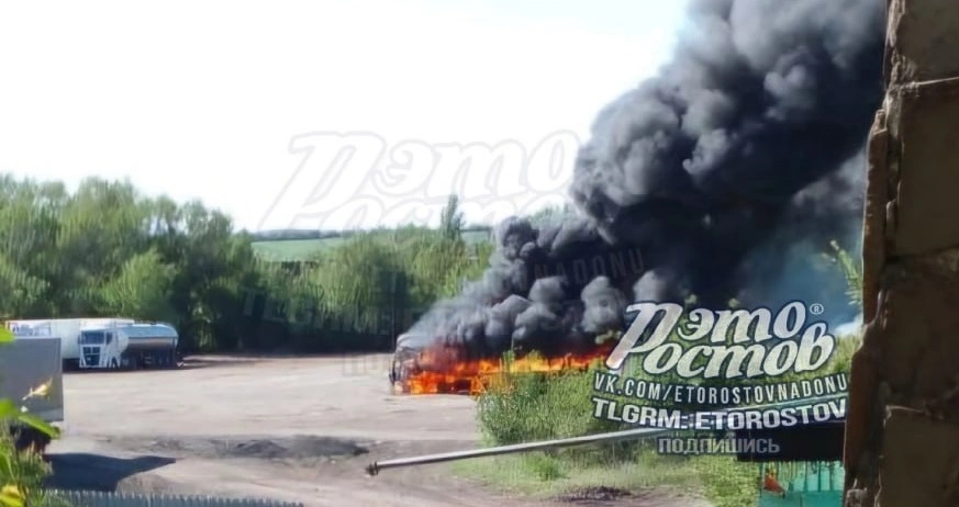 Фото: Две фуры сгорели под Ростовом на М-4, кадр ТГ Это Ростов