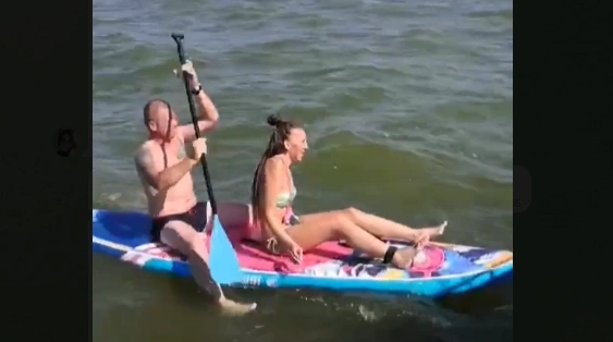 Фото: Туристы на сапборде в Таганрогском заливе, кадр МЧС