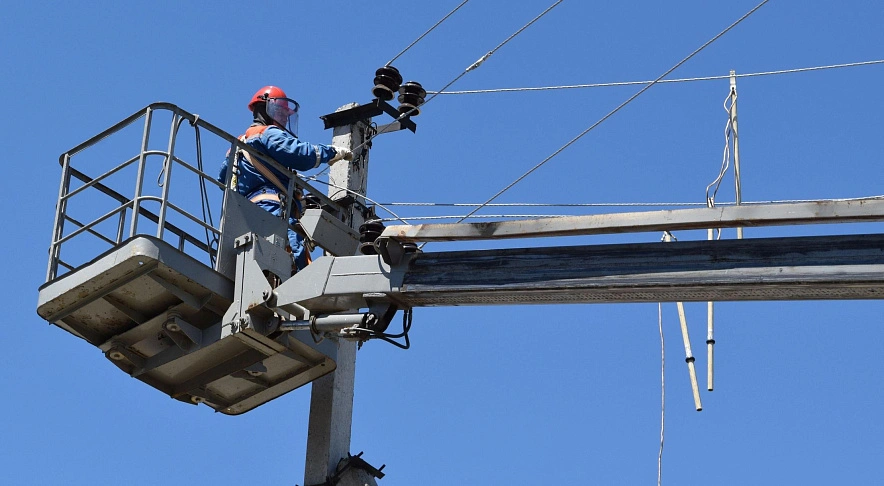 Фото: сотрудник "Донэнерго" за работой, кадр компании