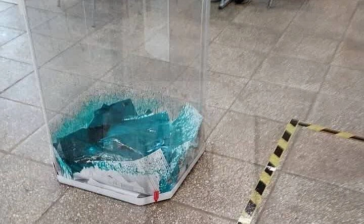 Фото: Залитая зелёнкой урна, кадр из соцсетей