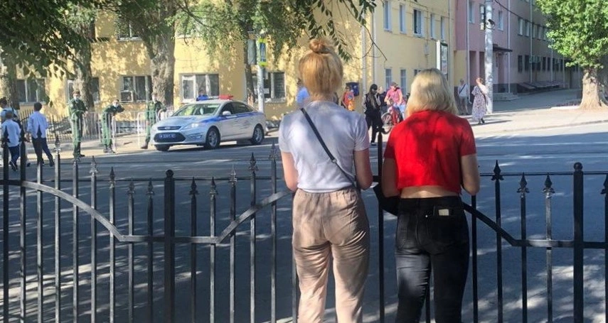 Фото: Ростовчанки возле оцепления во время парада Победы без зрителей в 2020 году, кадр из архива 1rnd