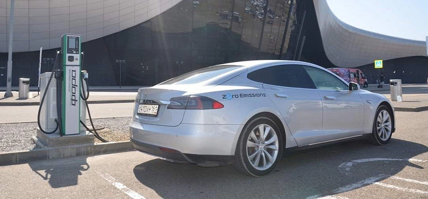 Фото: электромобиль на зарядке // фото из публикаций 1rnd