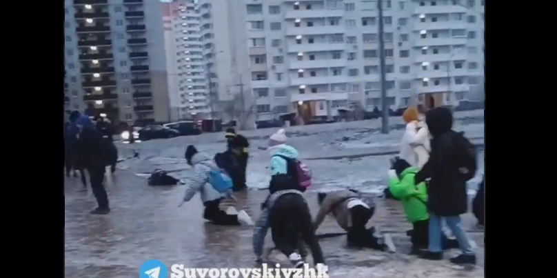 Фото: Дети идут на занятия в школу Суворовского, кадр очевидца