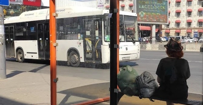 Фото: Пассажирка на автобусной остановке в Ростове, фото 1rnd