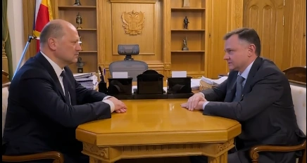 Фото: Александр Скрябин на встрече с Юрием Слюсарем, кадр ПРО