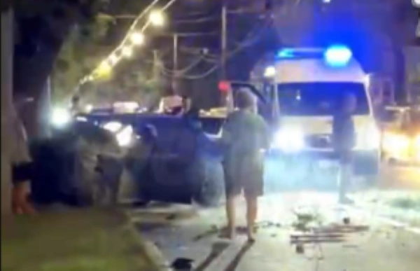 Фото: ДТП с "Приорой" на Ларина, кадр ТГ Ростов Главный