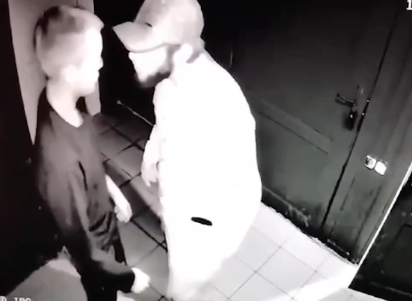 Фото: В Ростове силовики задержали подозреваемого в резонансном избиении администратора клуба  // кадр с камер наблюдения