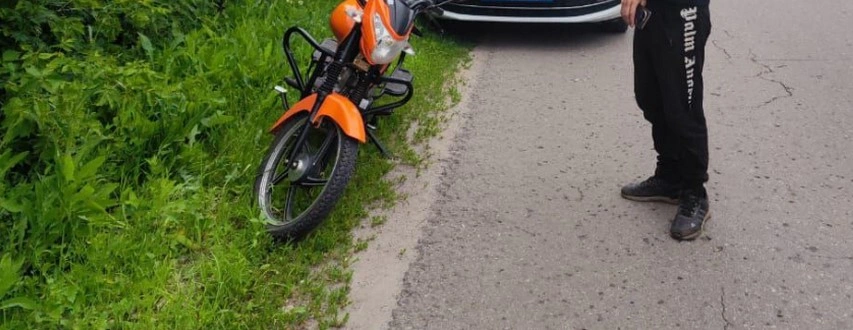 Фото: ДТП с мопедистом \\ кадр из публикаций 1rnd.ru