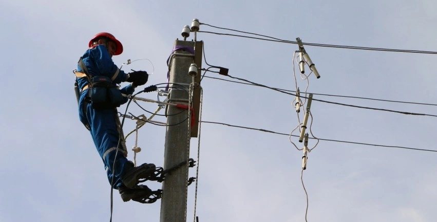 Фото: Электрик за работой, кадр Донэнерго