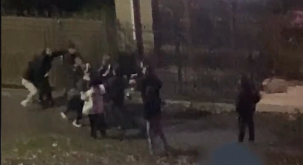 Фото: Массовая драка со стрельбой на Петровской в Таганроге, кадр очевидца