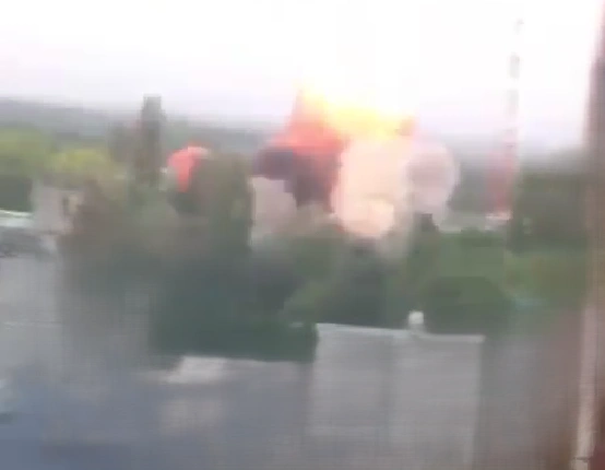 Фото: момент падения БПЛА в Азове, кадр очевидца