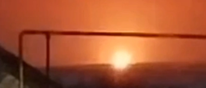 Фото: Вспышка после атаки БПЛА в Ростовской области, кадр очевидца