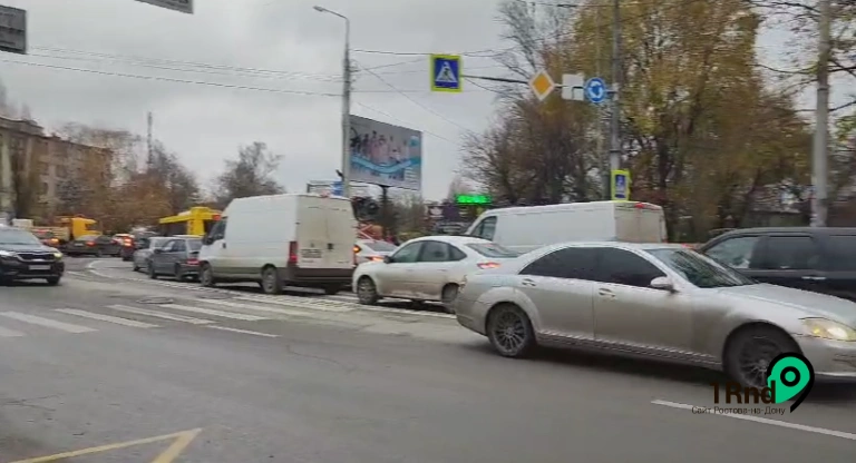 Фото: Затор на площади Страны Советов в Ростове, кадр 1rnd