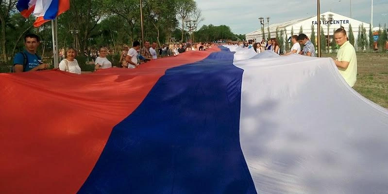 Фото: гигантский триколор на День России, кадр из архива 1rnd