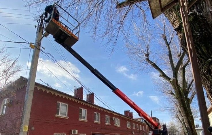 Фото: Электрики работают на месте аварийного отключения, кадр Донэнерго