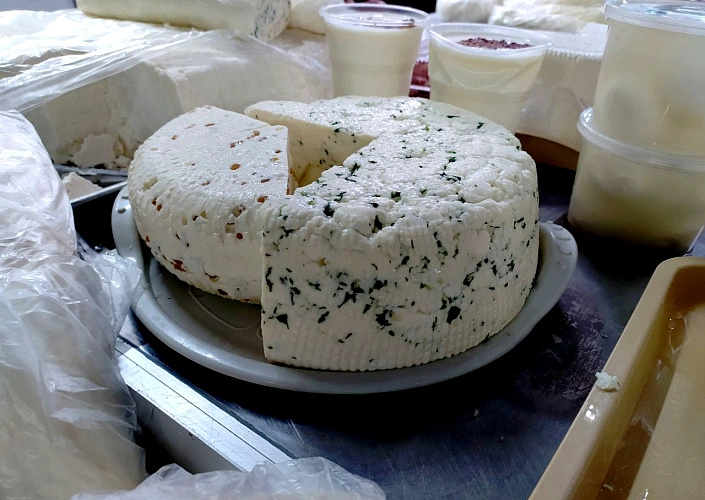 Фото: сыр на ростовском рынке // кадр 1rnd