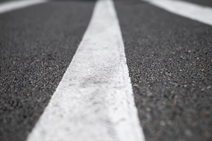 Фото: мужчина менял дорожную разметку // фото с сайта Freepik.com