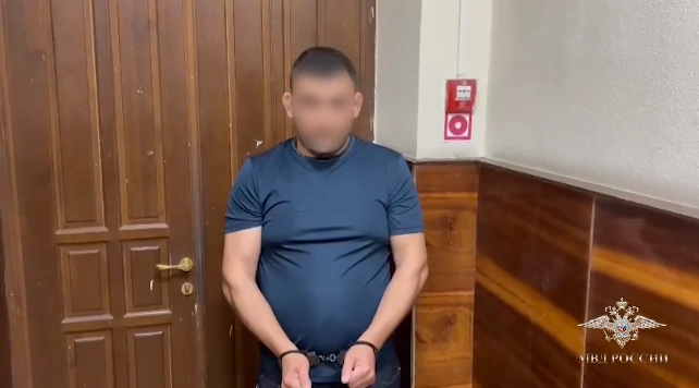 Фото: участник нападения на курьера в Москве, кадр МВД Медиа