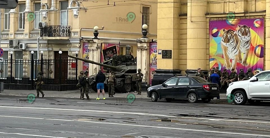 Фото: Танк  ЧВК "Вагнер" в воротах цирка Ростова, кадр 1rnd