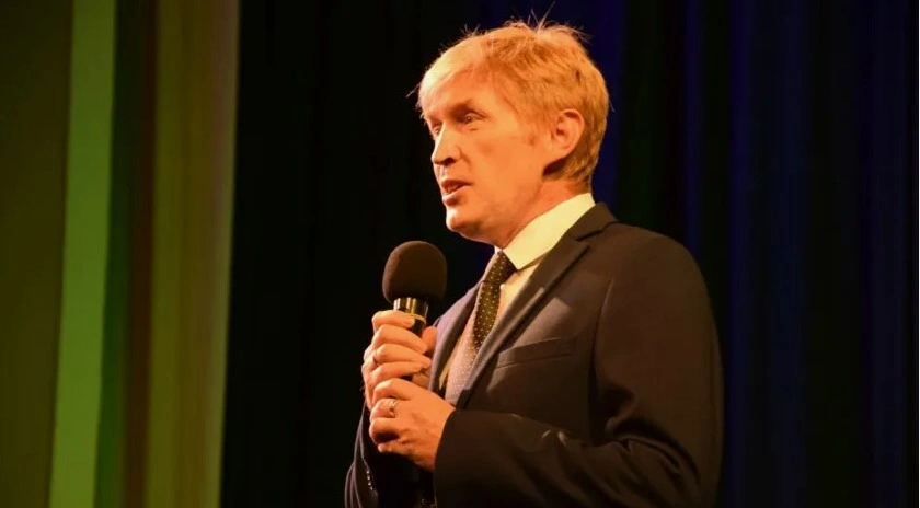 Фото: Р. Родницкий \\ кадр с сайта Шахтинского драматического театра «Пласт»