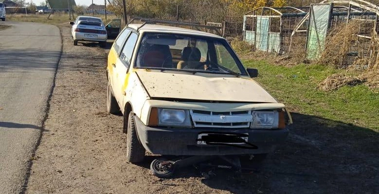 Фото: Сбитый электросамокат под колесами ВАЗа, кадр ГИБДД