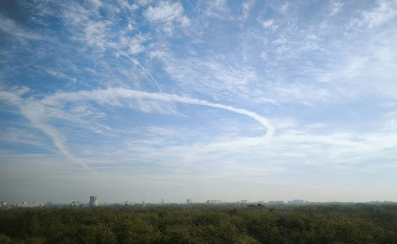 Фото: инверсионный след в небе, кадр из архива 1rnd