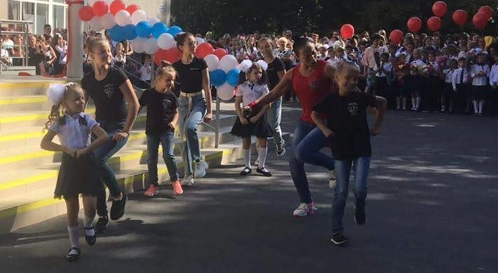 Фото: на школьной линейке в Ростове, кадр из архива 1rnd