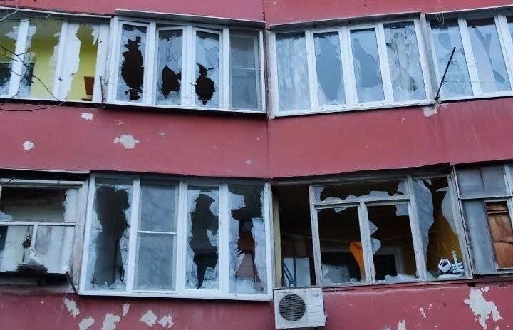 Фото: дом на улице Лизы Чайкиной после атаки БПЛА, кадр очевидца