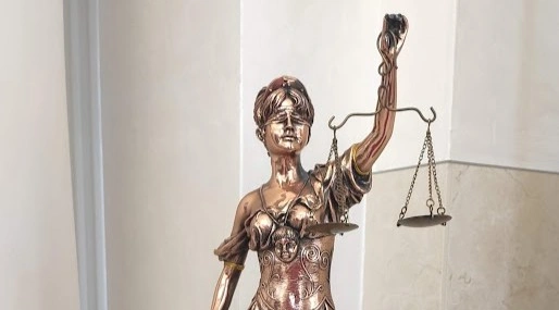 Фото:  статуэтка Фемиды в суде Ростова, кадр 1rnd