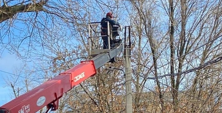 Фото: Энергетики работают на воздушных линиях, кадр Донэнерго