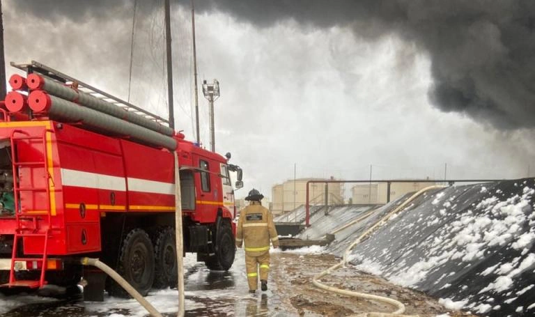 Фото: пожар на нефтебазе в Феодосии, кадр ГО и ЧС Ростова