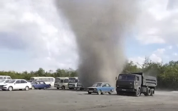 Фото:  Пыльный смерч в Ростовской области, кадр очевидца