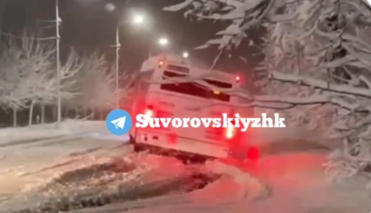 Фото: застрявший в снегу на Суворовском автобус, кадр очевидца