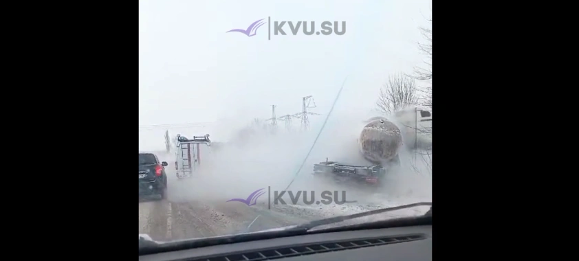 Фото: перевернулась фура с газом // скриншот видео из ТГ-канала "КВУ новости Шахты"