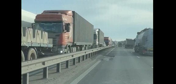 Фото: Затор и ямы на М-4 в Ростовской области, кадр из чата трассы