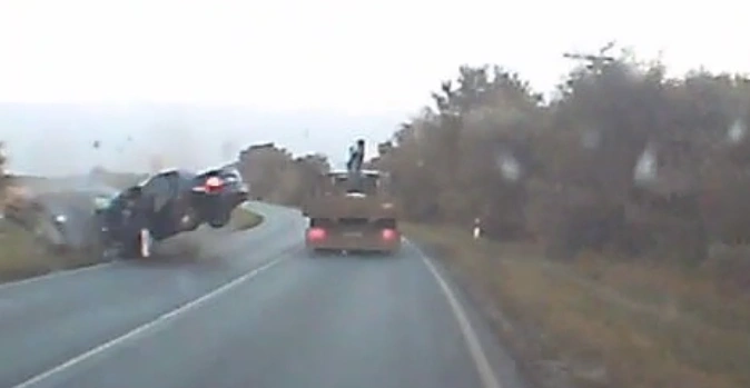 Фото: Момент ДТП с 8 жертвами на трассе Ростов - Волгодонск, кадр очевидца