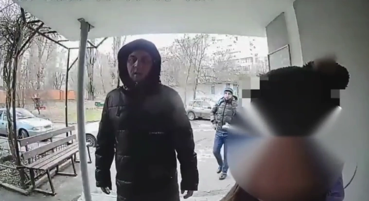 Фото: Следком возбудил дело против 40-летнего мужчины, который преследовал двух школьниц в Ростове, кадр из видео